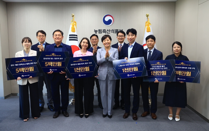 송미령 농림축산식품부 장관(가운데)이 5일 정부세종청사에서 열린 '2026년 제1회 특별성과 포상' 수상자들과 기념촬영을 하고 있다. 농식품부는 국민 체감도가 높은 정책 성과를 낸 직원 11명에게 총 4500만원의 포상금과 장관 표창을 수여했다. (사진=농림축산식품부)