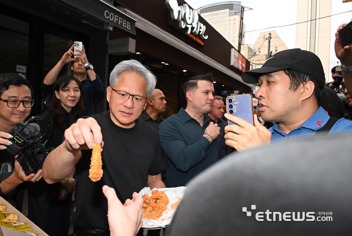 [포토] 깐부치킨 다시 찾은 젠슨 황