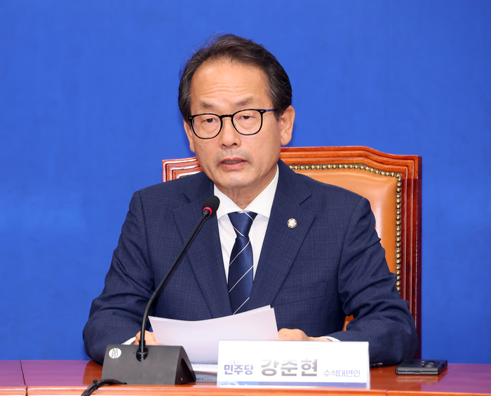더불어민주당 강준현 수석대변인이 7일 국회에서 기자간담회를 열고 있다. 연합뉴스