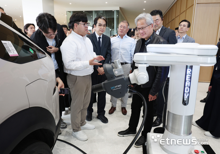 [포토]수소전기차 자동 충전 로봇(ACR-H)