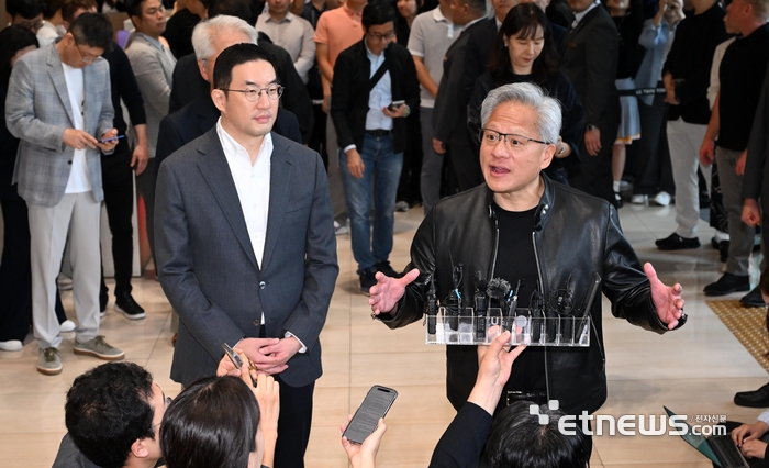 [포토] 질문에 답하는 젠슨 황