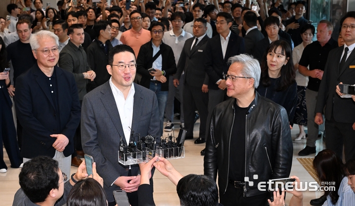 [포토] 질문에 답하는 구광모 회장