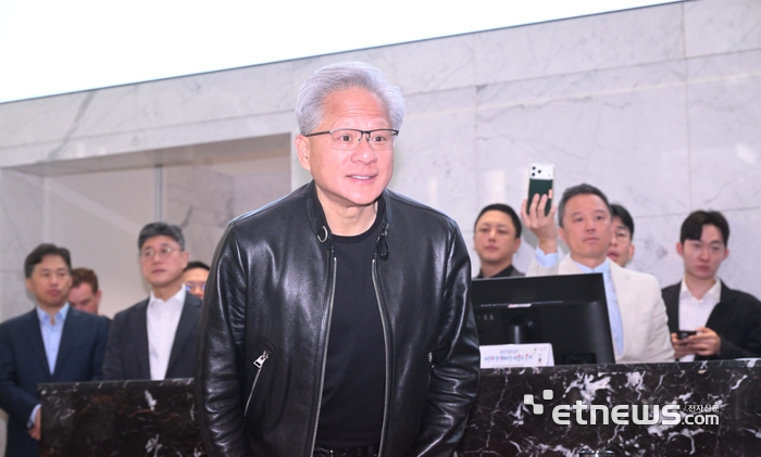 젠슨 황 엔비디아 최고경영자(CEO)가 8일 서울 종로구 SK그룹 본사에서 기자들의 질문에 답변하고 있다. 박지호기자 jihopress@etnews.com