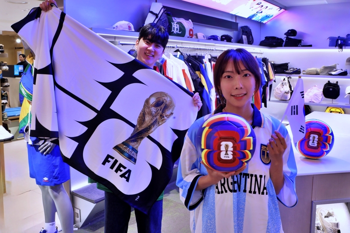 롯데백화점, FIFA 북중미 월드컵 공식 굿즈 증정 이벤트 진행