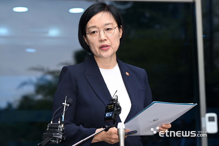 한성숙 국무총리 후보자가 8일 서울 종로구 금융감독원 연수원에 마련된 인사청문회 준비 사무실로 출근하며 지명 소감을 밝히고 있다.
 김민수기자 mskim@etnews.com
