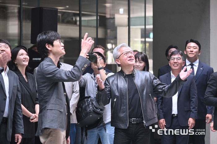 [포토] 환호하는 직원에게 인사하는 젠슨 황