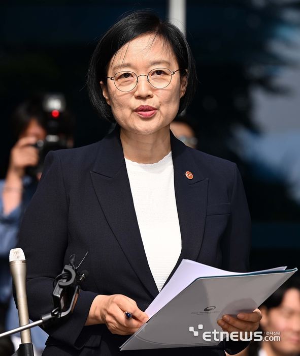 [포토] 취재진에 소감 밝히는 한성숙 국무총리 후보자