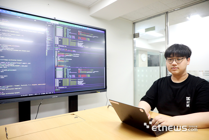 세계적인 해킹대회에서 두각을 나타내고 있는 영남이공대학교 사이버보안과 1학년 강준호 학생.