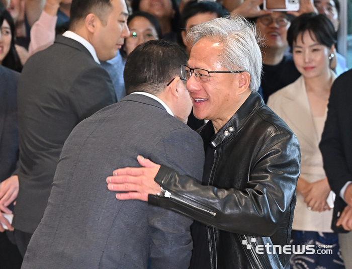 [포토] 구광모 LG회장과 포옹하는 젠슨 황