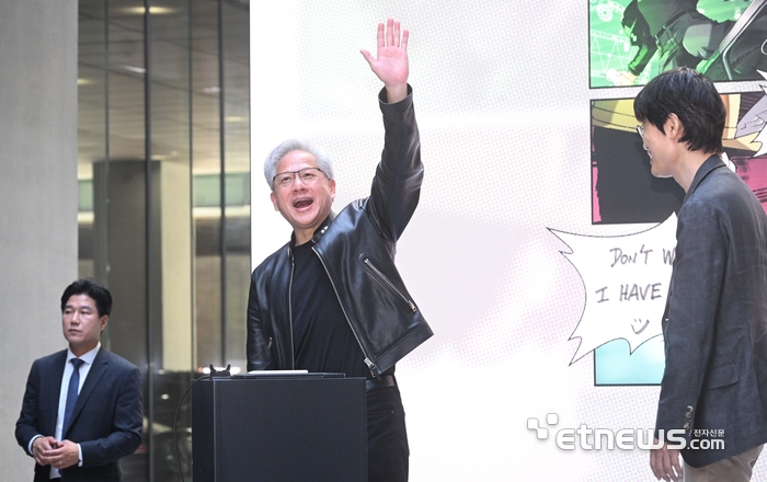 [포토] 인사하는 젠슨 황 엔비디아 CEO