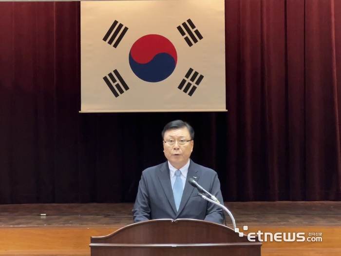 전용환 제15대 한국섬유개발연구원 신임 이사장이 취임식에서 인사말을 하고 있다.