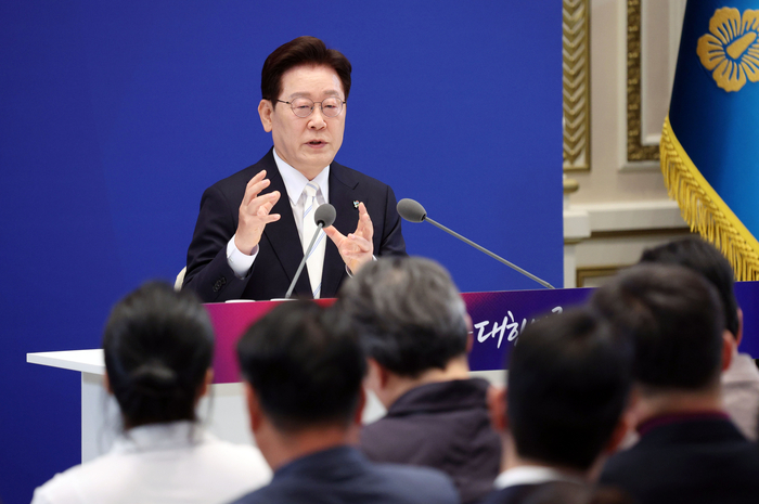 [李 대통령, 취임 1주년 기자회견] “주식시장 진통 있을 수 있어…적절한 가격 찾아가는 과정”