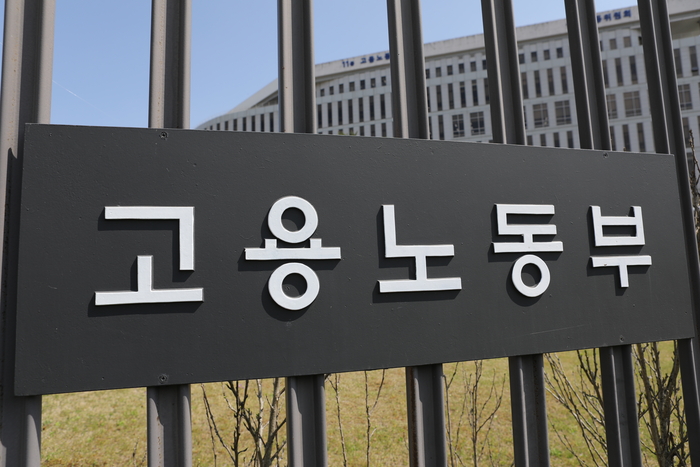 반도체 훈풍에도 제조업 12개월째 감소…청년고용 한파 지속