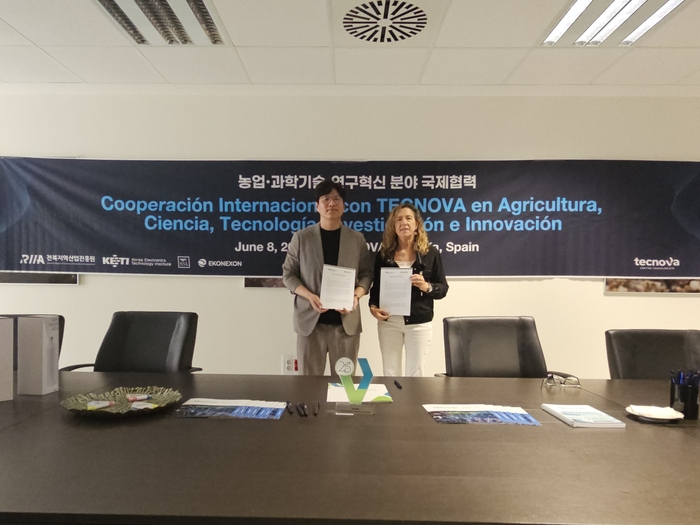 정성환 KETI 전북지역본부 센터장(왼쪽)과 카르멘 갈레라 퀼레스 테크노바 총괄 책임자기 8일(현지시간) 스페인에서 진행된 MOU 체결식에서 기념촬영을 하고 있다. 〈사진 KETI 제공〉