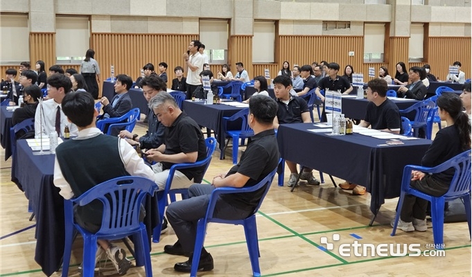 지난 8일 평촌과학기술고 취업맞춤반 협약식에 참석한 학생과 학교 관계자들이 사례 발표를 듣고 있다.