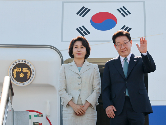 주요7개국(G7) 정상회의 참석과 유럽 순방을 위해 출국하는 이재명 대통령과 김혜경 여사가 9일 성남 서울공항 공군 1호기에서 환송객에게 인사하고 있다. 연합뉴스