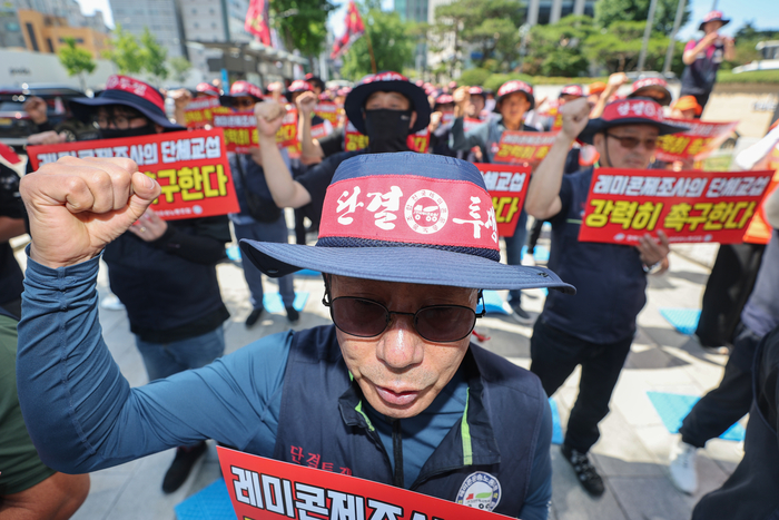(서울=연합뉴스) 서대연 기자 = 임금 및 단체협약(임단협) 체결 등을 요구하며 휴업에 들어간 전국레미콘운송노동조합 조합원들이 9일 서울 강남구 건설회관 앞에서 불공정거래 철폐 촉구 총력 투쟁대회를 열고 구호를 외치고 있다. 2026.6.9     dwise@yna.co.kr