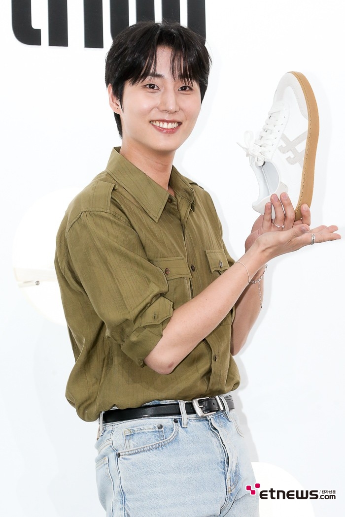 [ET포토] 데이식스 영케이, '적극적인 신발 모델'