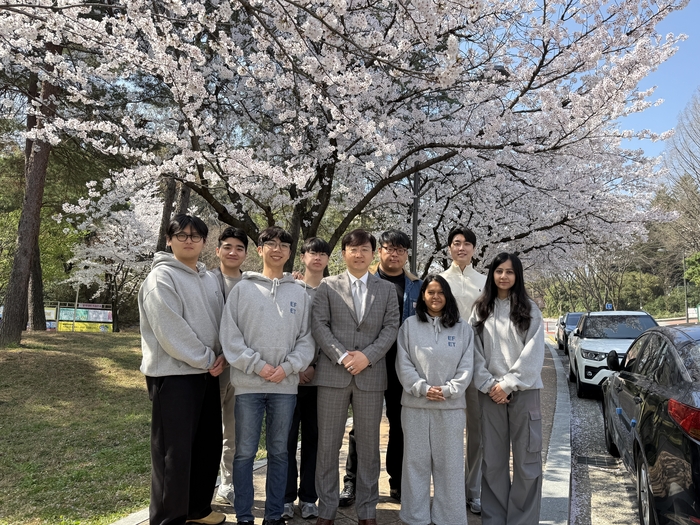 정석희 전남대 환경에너지공학과 교수(가운데)와 학생들.