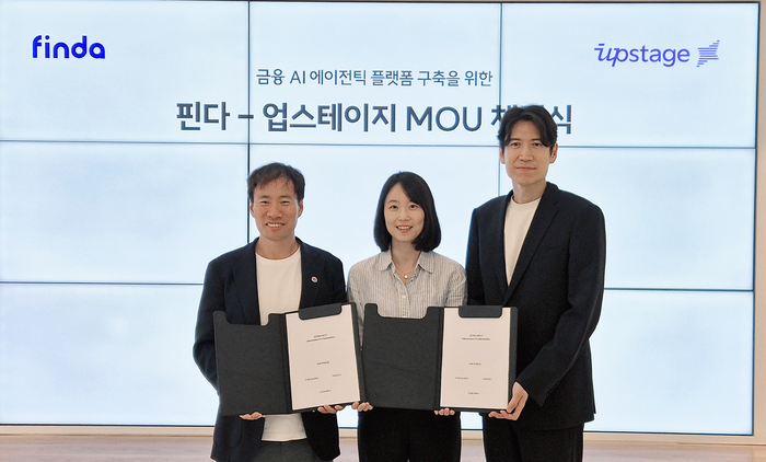 왼쪽부터 순서대로 김성훈 업스테이지 대표, 이혜민 핀다 대표, 박홍민 핀다 대표