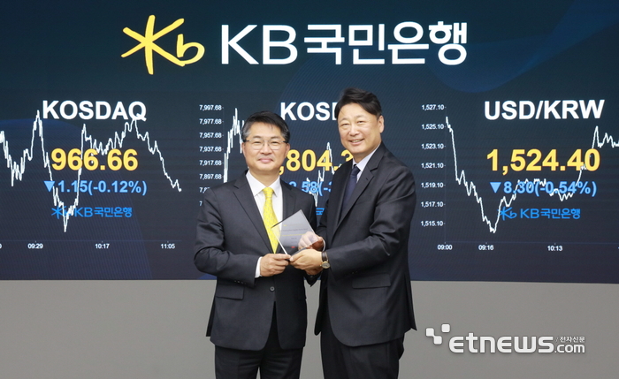 10일 서울 여의도 KB국민은행 딜링룸에서 열린 디지털 채권 발행을 위한 서명식에 참석한 이성희 KB국민은행 자본시장사업그룹 부행장(왼쪽)과 이상호 HSBC증권 서울지점 대표가 기념 촬영을 하고 있다. [사진= KB국민은행 제공]