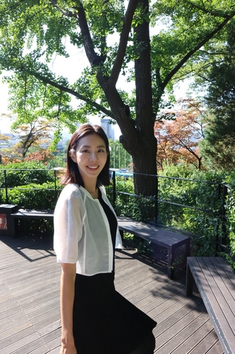 OVLR이 운영하는 여성복 브랜드 올리비아로렌은 배우 유이와 함께 원피스를 활용한 '스타일링 큐레이션' 콘텐츠를 공개했다고 10일 밝혔다.
