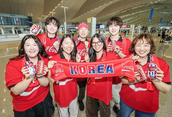 2026 FIFA 월드컵 개막을 앞두고 대한민국 국가대표팀 응원을 위해 멕시코로 출국하는 코카-콜라 원정 응원단이 10일 인천국제공항에서 포즈를 취하며 기념 촬영을 하고 있다. 사진=한국 코카-콜라사 제공