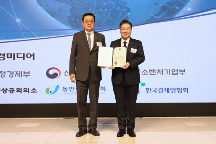 최준호 형지엘리트 대표(오른쪽)와 시상자인 홍석우 전 지식경제부 장관