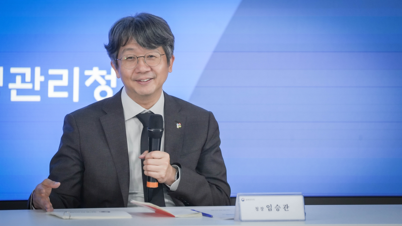 임승관 질병관리청장이 10일 질병청에서 감염병 위기관리체계 고도화 방안을 발표한 후 질의응답에 응하고 있다.