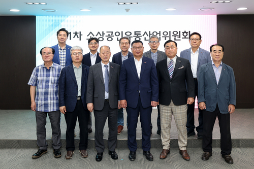 김재면 소상공인유통산업위원회 위원장(왼쪽 네번째)과 위원들이 제 1차 위원회 회의를 개최하고 기념촬영을 하고 있다.