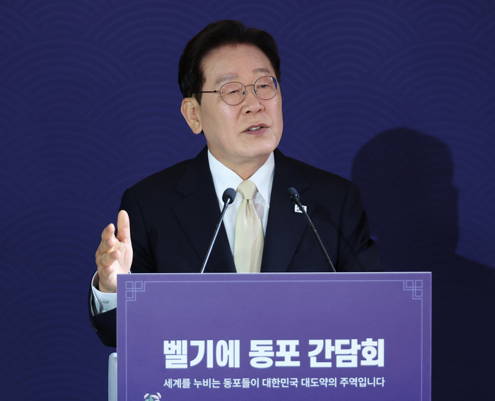 이재명 대통령이 9일(현지시간) 벨기에 브뤼셀 한 호텔에서 열린 동포 만찬간담회에서 인사말을 하고 있다. 연합뉴스