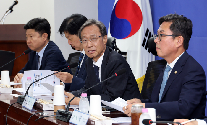 10일 국회 의원회관에서 열린 중동전쟁 경제대응특위 6차 회의에서 유동수 위원장이 인사말을 하고 있다. 연합뉴스