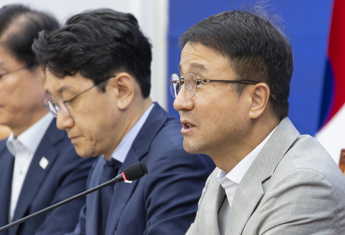 더불어민주당 한병도 원내대표가 10일 국회에서 열린 선거제도 개혁TF 1차 회의에서 중앙선거관리위원회 개혁 관련 발언을 하고 있다. 연합뉴스