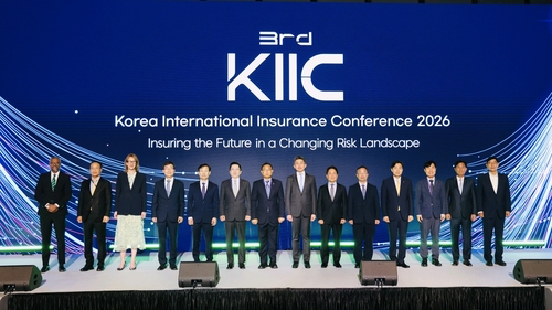 (왼쪽부터)Roshan Perera 갤러거 APAC CEO, 이흥수 UIB 보험중개 대표, Tracy Lee Kus Aon EMEA Co-CEO, 김헌수 보험연구원 원장, 박진호 보험개발원 부원장, 나채범 한화손해보험 사장, 서영일 금융감독원 부원장보, 안창국 금융위원회 상임위원, 이문화 삼성화재 사장, 이승우 화재보험협회 부이사장, 이병래 손해보험협회 회장, 하태경 보험연수원 원장, 구경태 마쉬코리아 대표, 강두석 LK보험중개 대표(사진=삼성화재)
