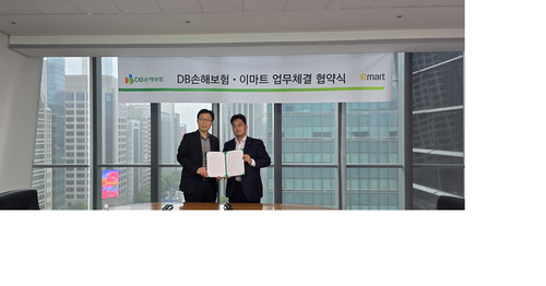 지난달 20일 서울 강남구 DB금융센터에서 이민우 DB손해보험 본부장(오른쪽)이 박재형 이마트 상품본부 담당과 업무협약 기념촬영을 하고 있다.(사진=DB손해보험)