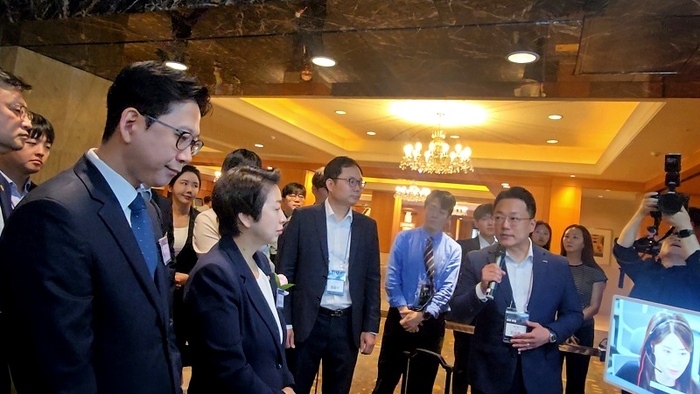 6월 4일 서울 소공동 롯데호텔에서 열린 'K-AI 반도체 성과 포럼'에서 김상훈 메타엠 AICC총괄 전무(오른쪽, 마이크)가 배경훈 부총리에게 국산 AI 반도체 기반 AICC 서비스 성과를 발표하고 있다. 사진=메타엠