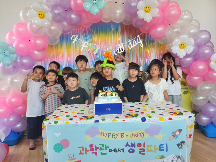 생일파티 단체사진.