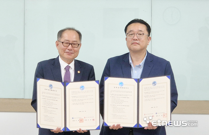 이재용 영남이공대 총장(왼쪽)과 김의택 코스맥스엔비티 상무가 업무협약을 맺은 뒤 기념촬영하고 있다.