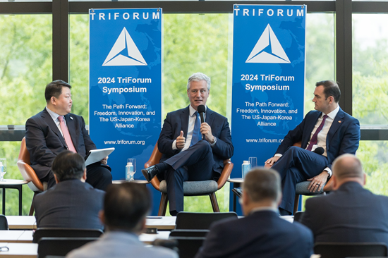 박대성 트라이포럼(TriForum) 대표와 로버트 오브라이언전미국가안보보좌관, 마이크 갤러거 전 공화당 하원의원 등이 2024년 9월 미국 워싱턴 DC에서 열린 심포지엄에서 의견을 나누고 있다./ 사진=트라이포럼 제공.