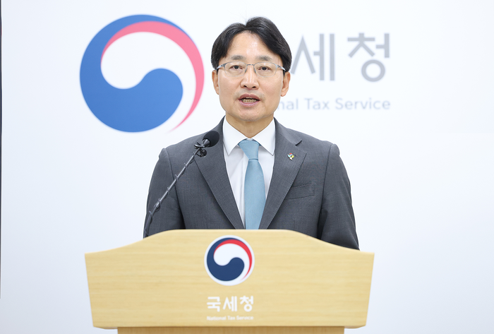 임광현 국세청장이 11일 국민주권정부 출범 1주년 기념 기자간담회에서 성과와 추진 과제를 발표하고 있다. (사진=국세청)