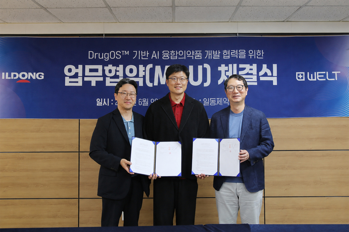 (사진 왼쪽부터) 일동제약 이재준 대표, 웰트 강성지 대표, 일동제약 윤웅섭 대표가 AI 기반 디지털 융합의약품 공동 개발·사업화를 위한 업무협약(MOU)을 11일 체결했다.