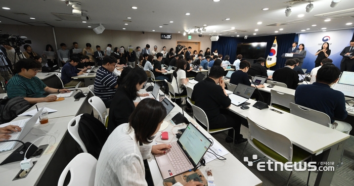 [이슈플러스] 퇴사자 키 하나에 뚫린 쿠팡…기본 보안 부실에 '6000억' 철퇴