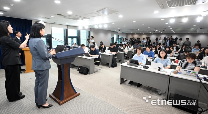 송경희 개인정보보호위원장이 11일 서울 종로구 정부서울청사에서 제11회 전체회의 결과를 발표하고 있다. 개인정보보호위원회는 지난 10일 제11회 전체회의를 열고 개인정보 보호 법규를 위반한 쿠팡 주식회사에 총 6246억 8100만원의 과징금 및 1680만원의 과태료를 부과와 함께 시정명령, 공표 및 공표 명령 등을 의결했다. 이동근기자 foto@etnews.com