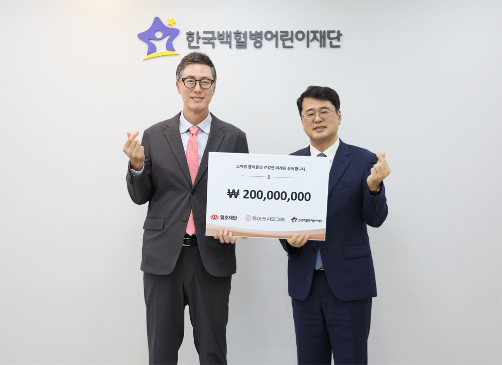 김용운 동아제약 커뮤니케이션실 상무(왼쪽)와 서선원 한국백혈병어린이재단 사무총장.