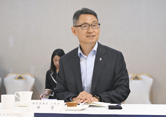 허장 재정경제부 차관이 6월 11일 서울 종로구 정부서울청사에서 '외환시장 관련 수출기업 간담회'를 주재, 모두발언을 하고 있다. (사진=재정경제부)