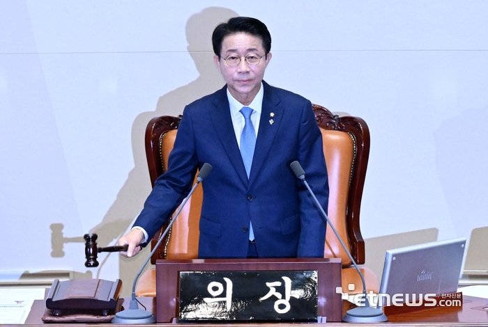 [포토] 의사봉 두드리는 조정식 국회의장