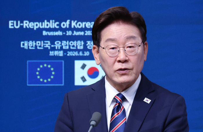 이재명 대통령, 한-EU 공동언론발표 발언 (브뤼셀=연합뉴스) 한상균 기자 = 이재명 대통령이 10일(현지시간) 벨기에 브뤼셀 EU이사회 본부에서 열린 안토니우 코스타 EU 정상회의 상임의장, 우르즐라 폰데어라이엔 EU 집행위원장과의 공동언론발표에서 발언하고 있다. 2026.6.11 xyz@yna.co.kr (끝)