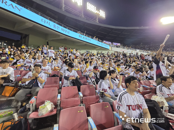 11일 오후 서울 잠실야구장에서 시각장애인 LG 트윈스 팬 동아리 회원들이 응원을 하고 있다.
