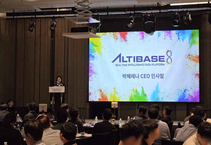 박혜례나 알티베이스 대표가  11일 서울 여의도 페어몬트 앰배서더 서울에서 금융권 IT 관계자들을 대상으로 개최한 '멈추지 않는 금융 서비스 전략 : 초고성능 데이터 처리와 디지털 자산 보호의 혁신' 세미나에서 인사말을 했다.