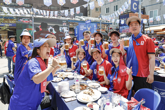 [포토] 함께 모여 즐긴 월드컵 첫 경기… 카스, 12일 체코전 '카스 뷰잉펍' 운영